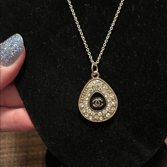 Chic Silver Pendant Necklace - Picture 2 of 8